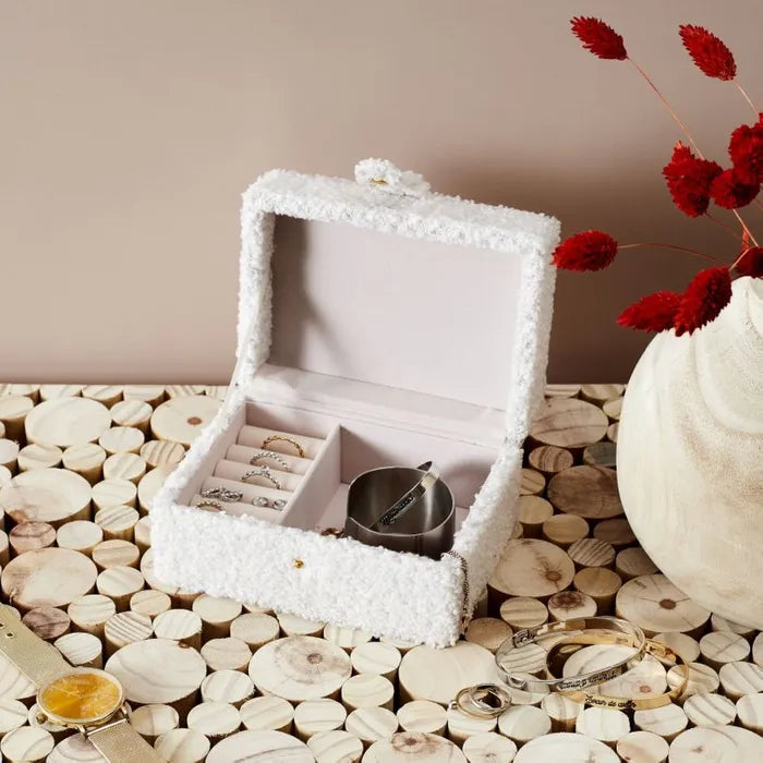 Cream-colored Jewelry Box – 15 cm